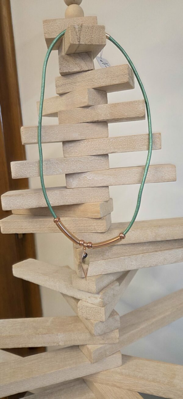 Collier femme cuir rond 3mm vert métallisé, pendentif, tubes et perles or rose
