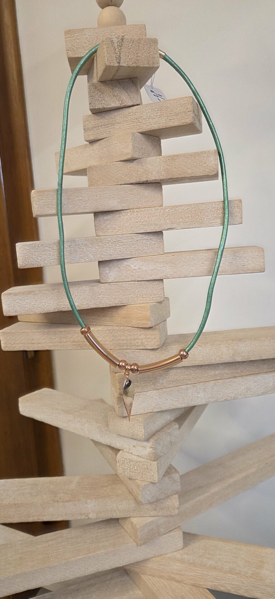 Collier femme cuir rond 3mm vert métallisé, pendentif, tubes et perles or rose