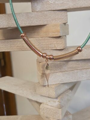 Collier femme cuir rond 3mm vert métallisé, pendentif, tubes et perles or rose
