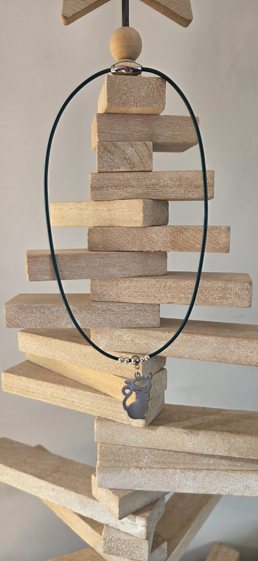 Collier femme ras du cou cuir rond 2 turquoise et chat argenté