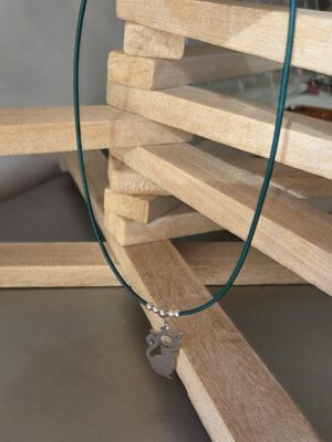 Collier femme ras du cou cuir rond 2 turquoise et chat argenté