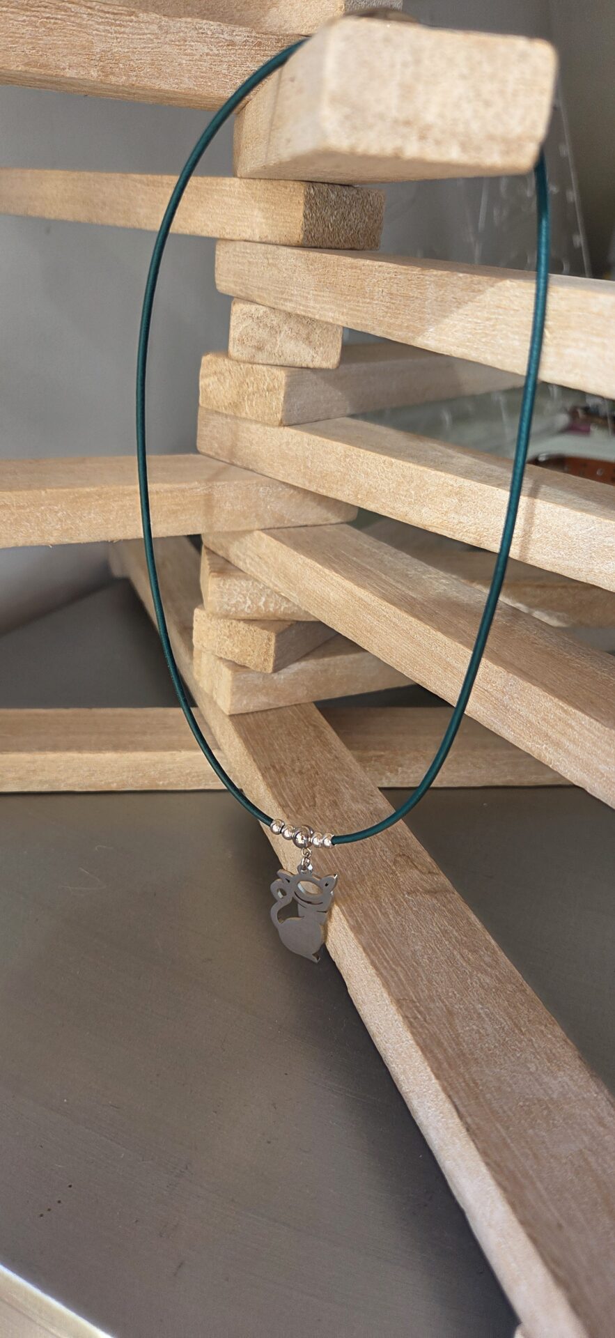 Collier femme ras du cou cuir rond 2 turquoise et chat argenté