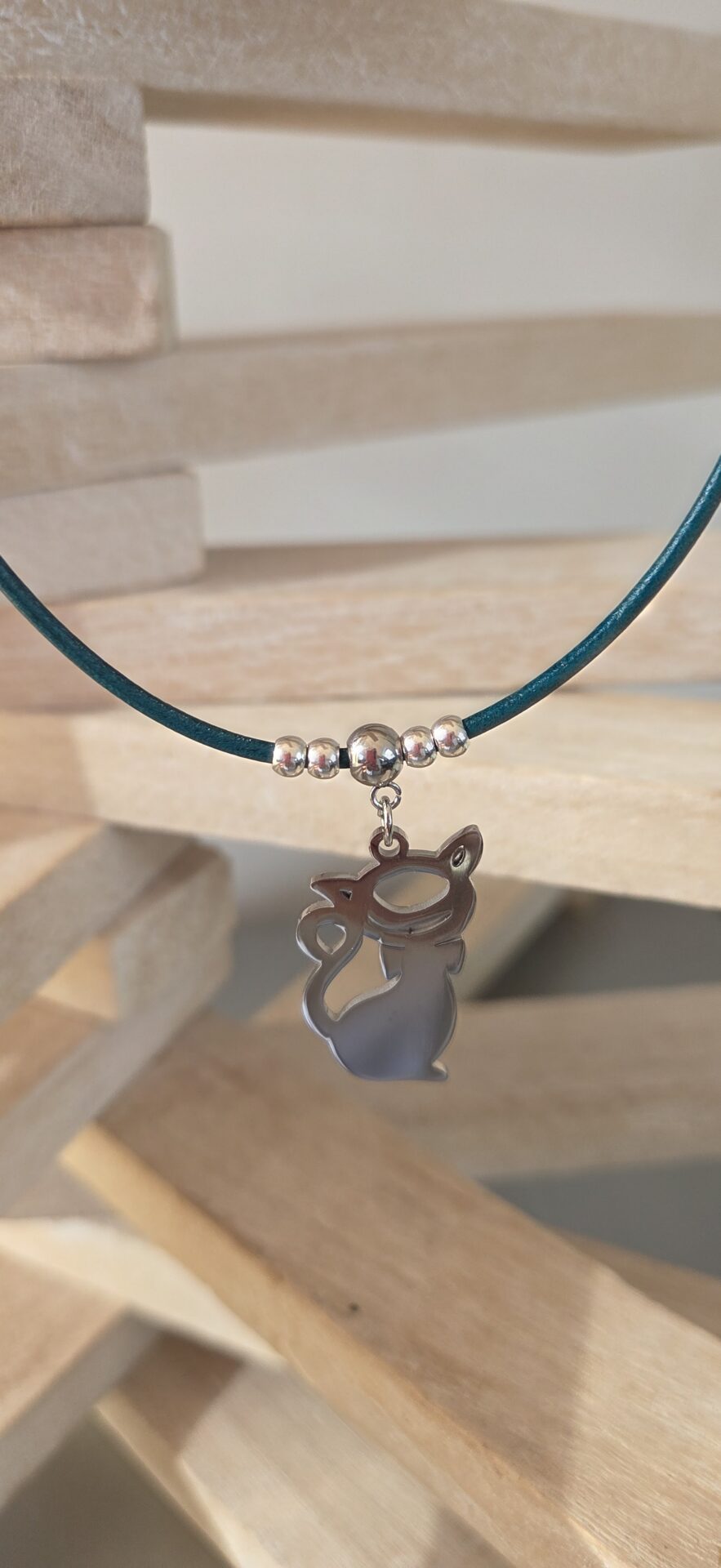 Collier femme ras du cou cuir rond 2 turquoise et chat argenté