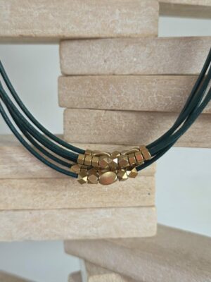 Collier femme 5 cuirs ronds bleu vert et perles laiton