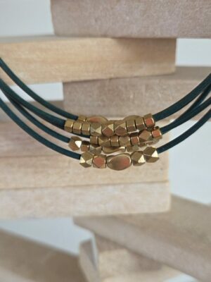 Collier femme 5 cuirs ronds bleu vert et perles laiton