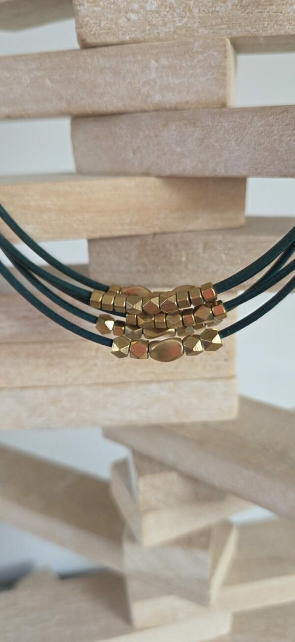 Collier femme 5 cuirs ronds bleu vert et perles laiton