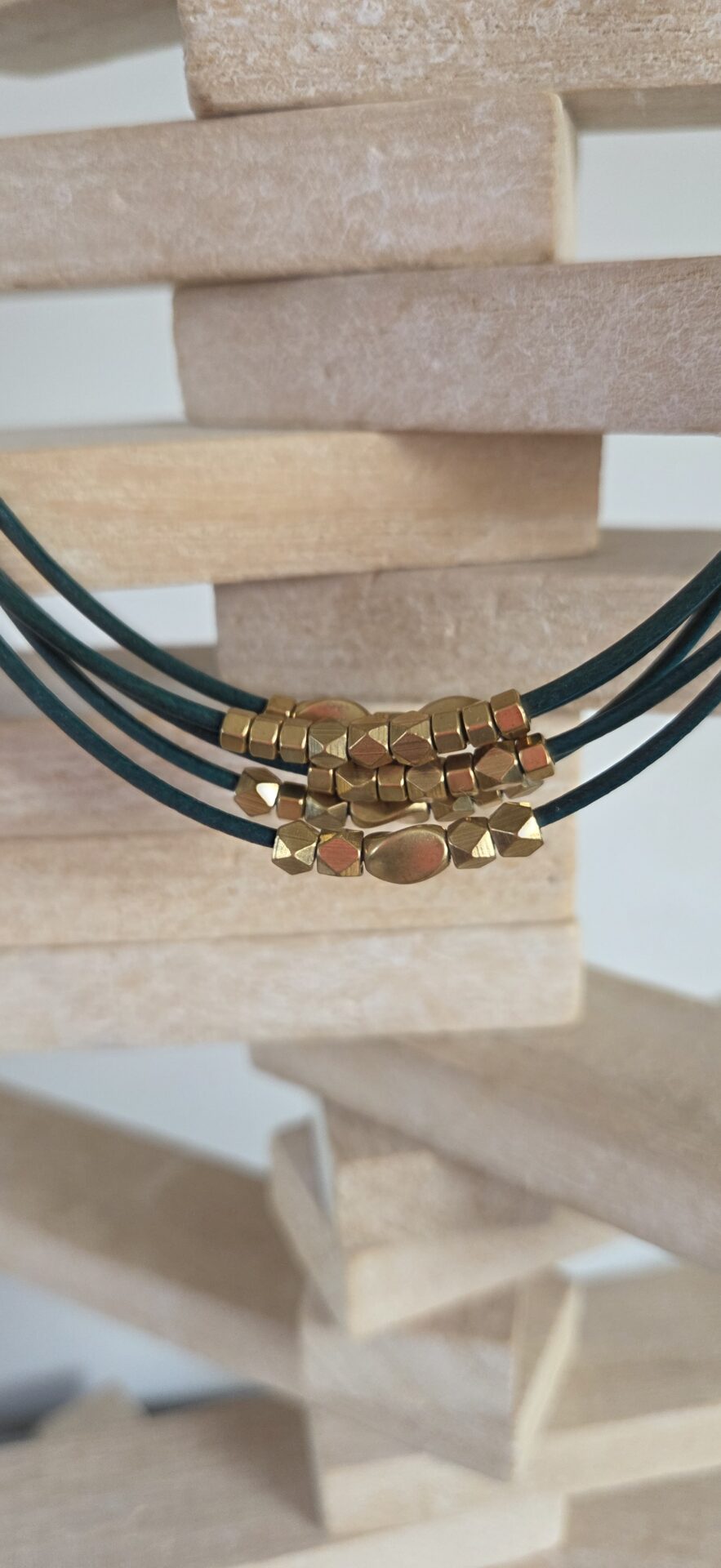 Collier femme 5 cuirs ronds bleu vert et perles laiton