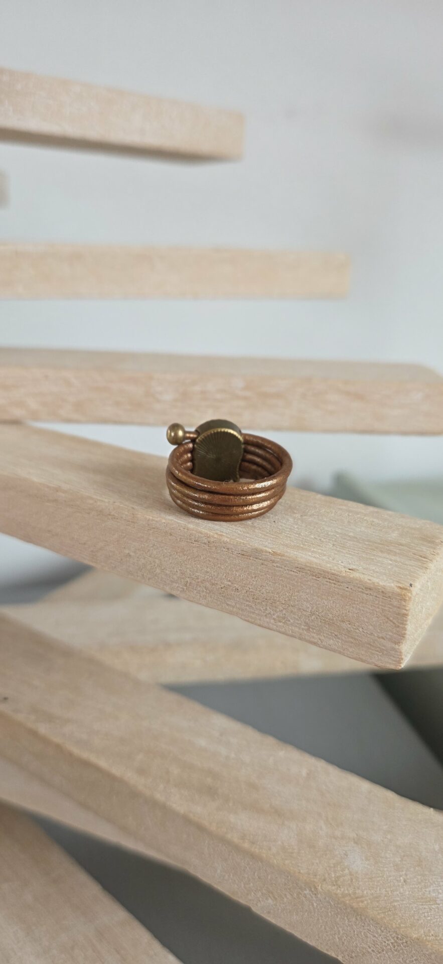 Bague femme cuir rond bronze et bouddha bronze