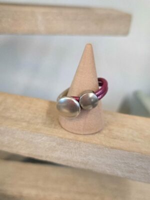Bague femme demi anneau argenté, cuir rose et passant rond