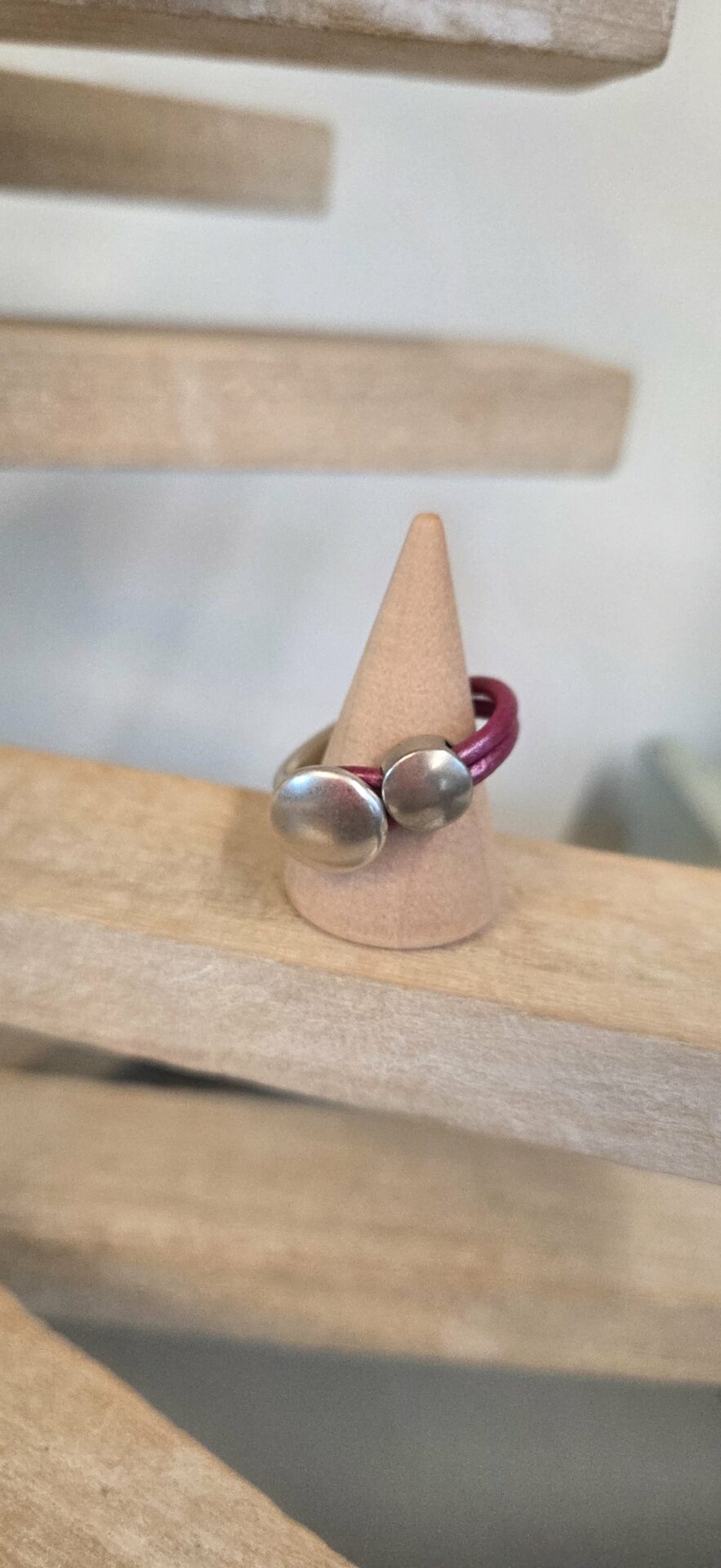 Bague femme demi anneau argenté, cuir rose et passant rond