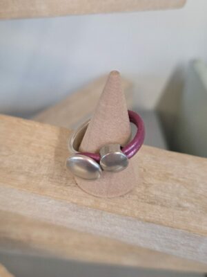 Bague femme demi-anneau argenté - Cuir rose métallisé 2mm et passant rond argenté – Image 2