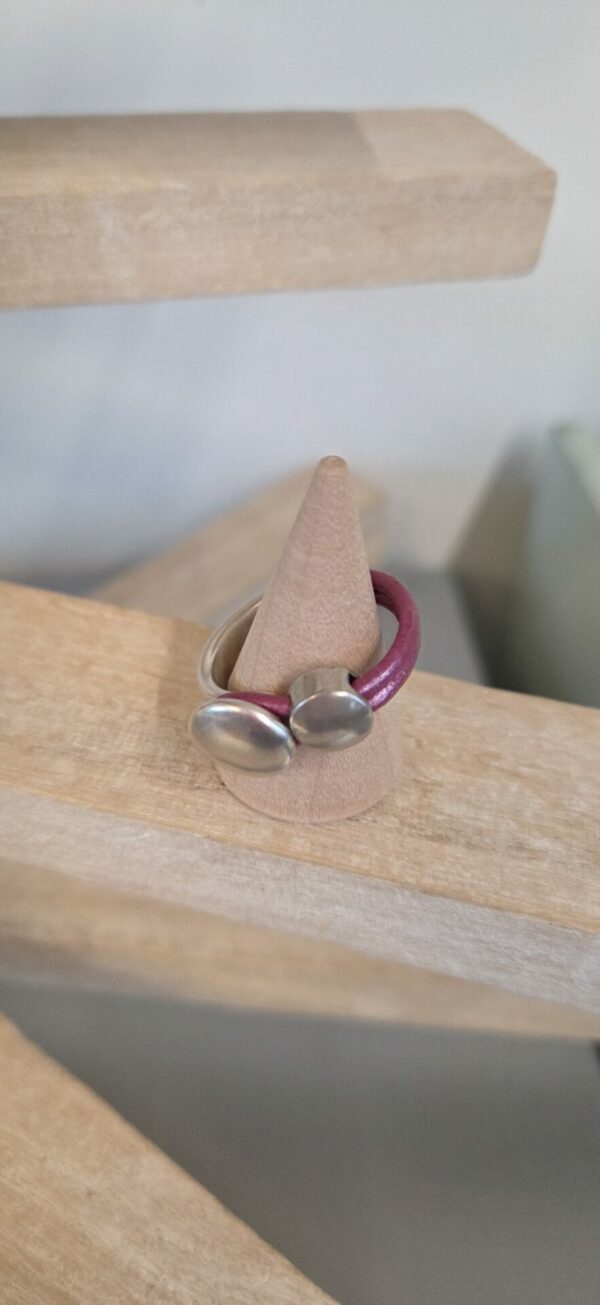 Bague femme demi-anneau argenté - Cuir rose métallisé 2mm et passant rond argenté