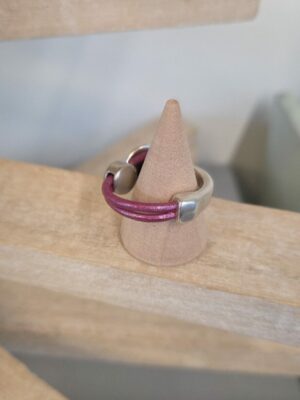Bague femme demi anneau argenté, cuir rose et passant rond