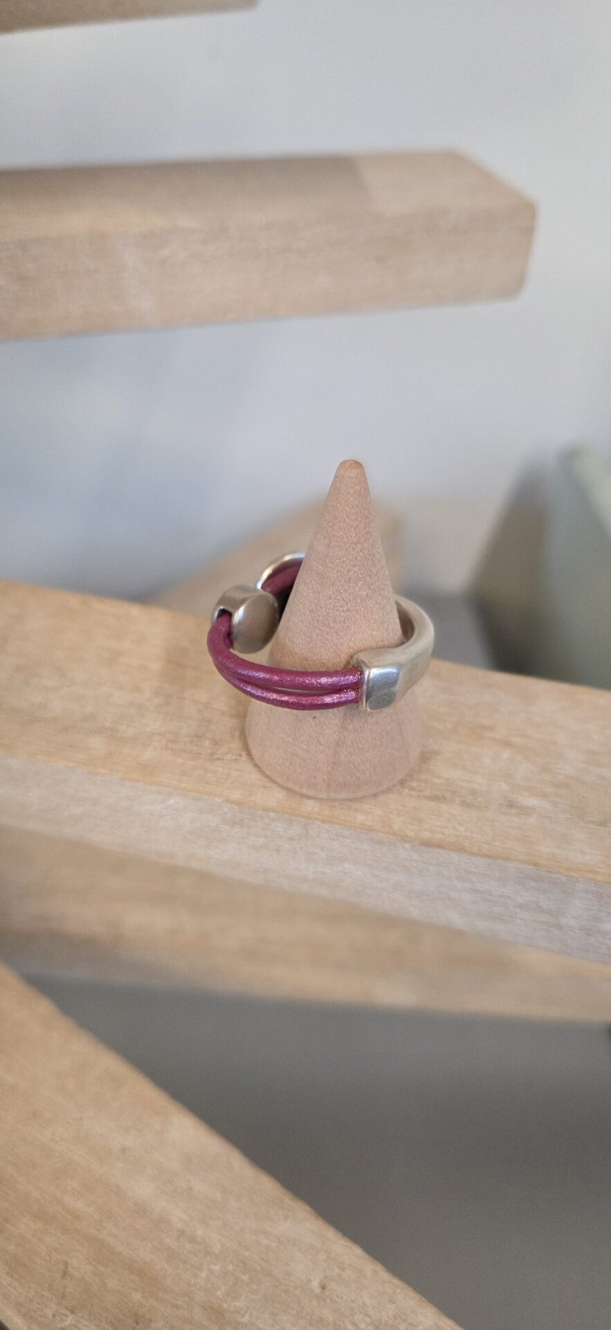Bague femme demi anneau argenté, cuir rose et passant rond