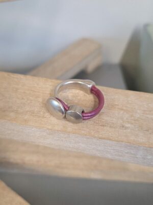 Bague femme demi anneau argenté, cuir rose et passant rond