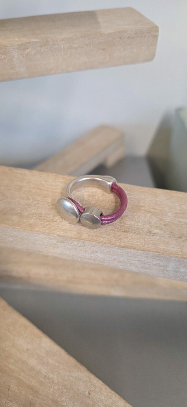 Bague femme demi anneau argenté, cuir rose et passant rond