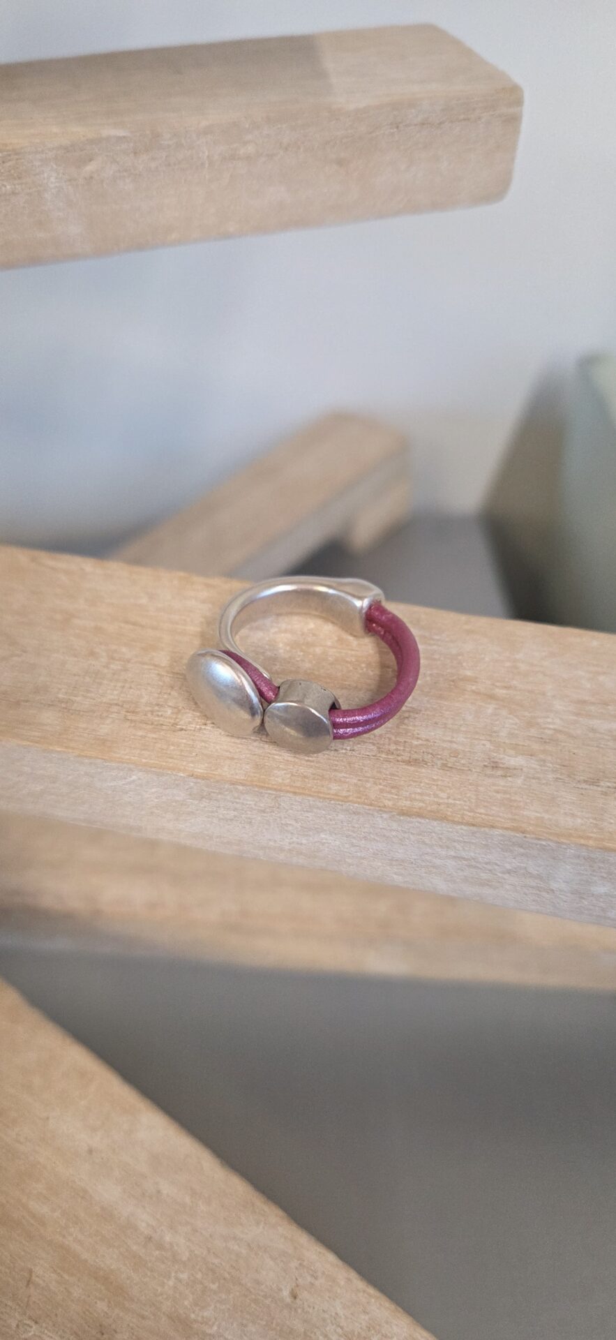 Bague femme demi anneau argenté, cuir rose et passant rond