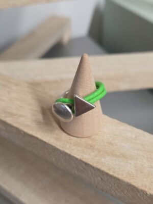 Bague femme demi anneau argent, cuir vert fluo et passant triangle