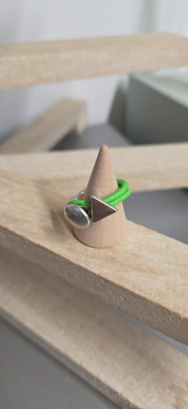 Bague femme demi anneau argent, cuir vert fluo et passant triangle