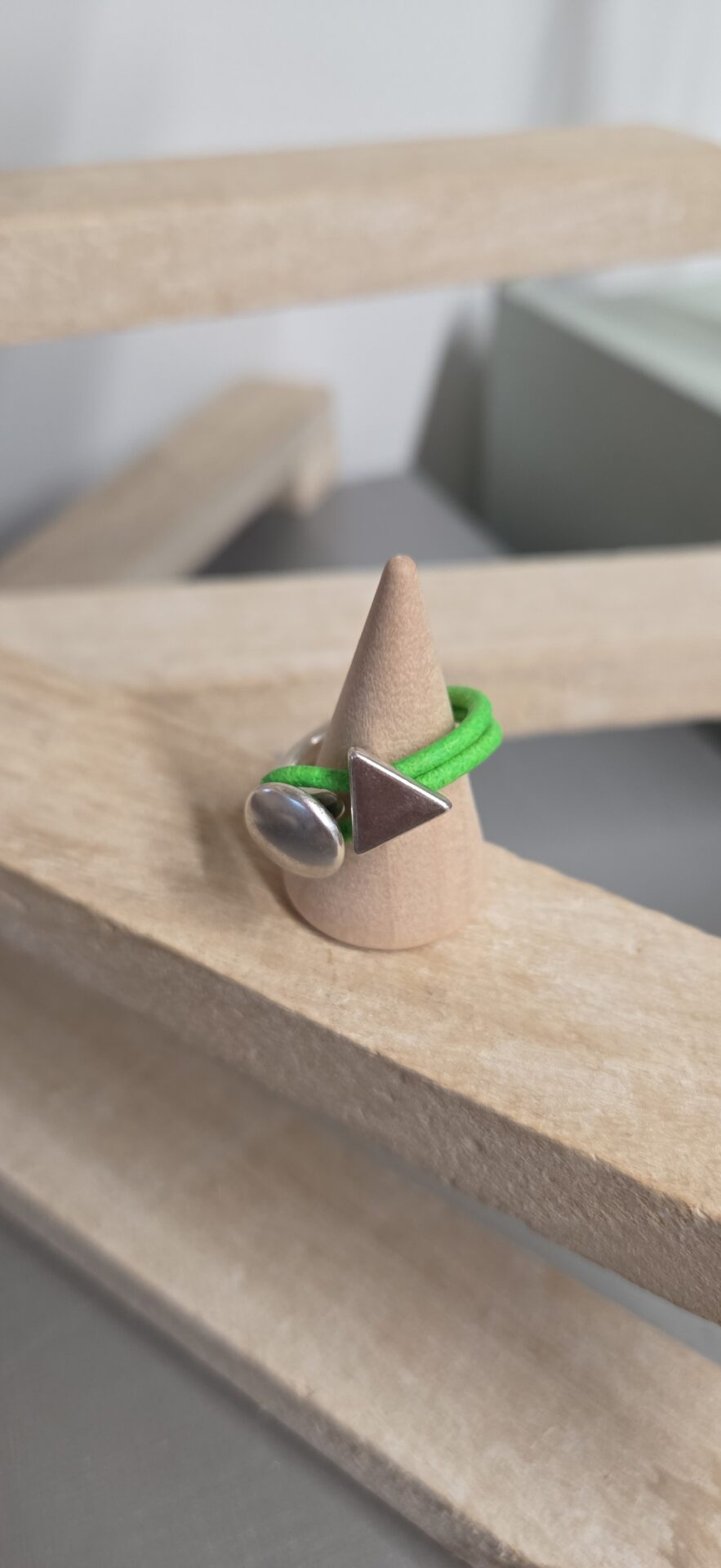 Bague femme demi anneau argent, cuir vert fluo et passant triangle