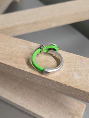 Bague femme demi anneau argent, cuir vert fluo et passant triangle