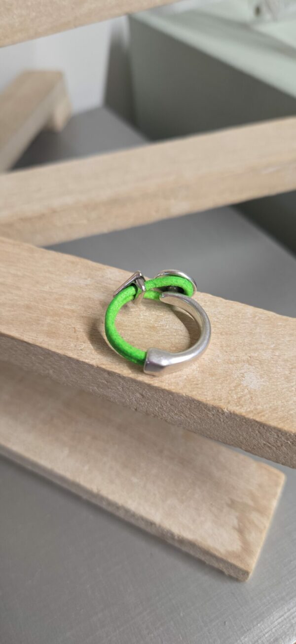 Bague femme demi anneau argent, cuir vert fluo et passant triangle
