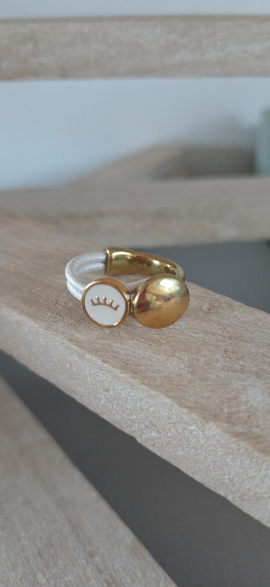 Bague femme demi anneau doré, cuir blanc et oeil émaillé