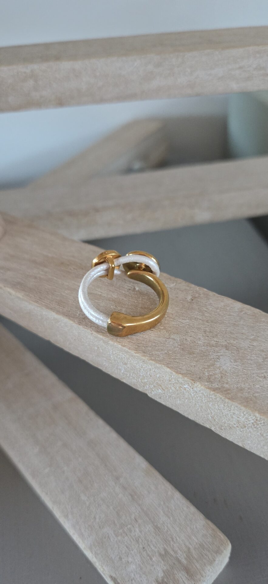 Bague femme demi anneau doré, cuir blanc et oeil émaillé