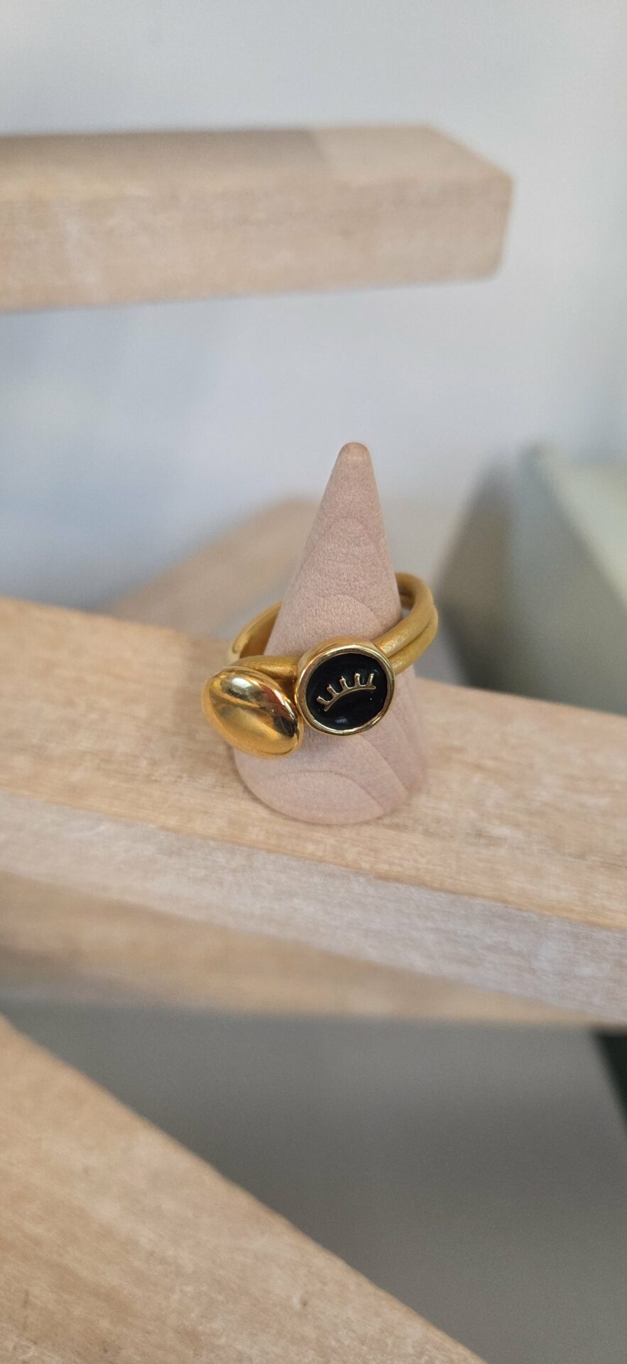 Bague femme demi anneau doré, cuir doré et oeil émaillé