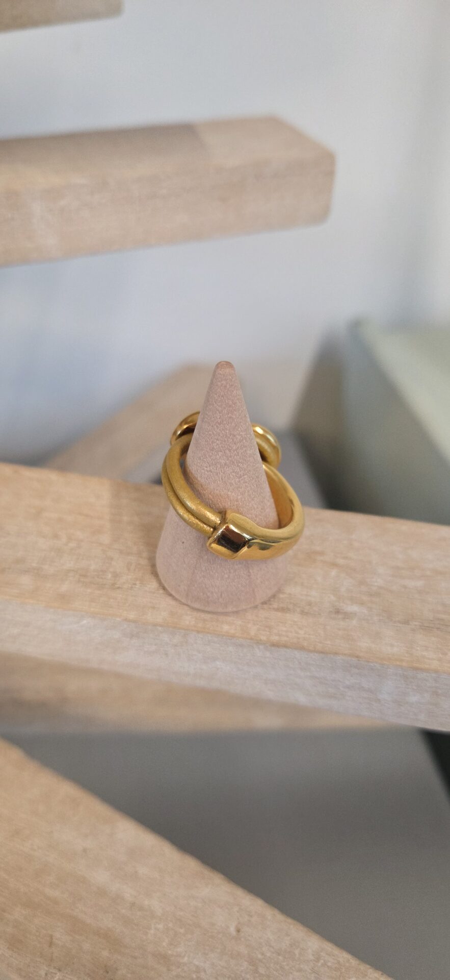 Bague femme demi anneau doré, cuir doré et oeil émaillé