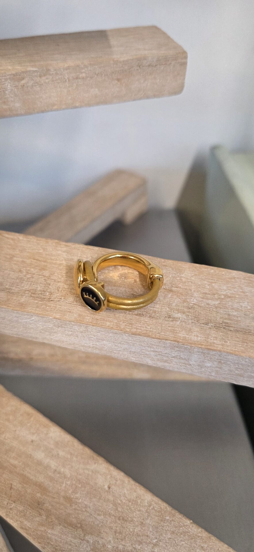 Bague femme demi anneau doré, cuir doré et oeil émaillé