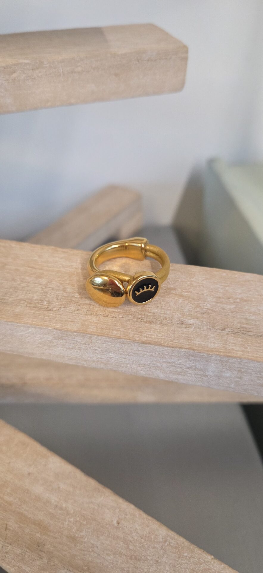 Bague femme demi anneau doré, cuir doré et oeil émaillé