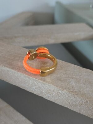Bague femme cuir rond orange fluo passant doré