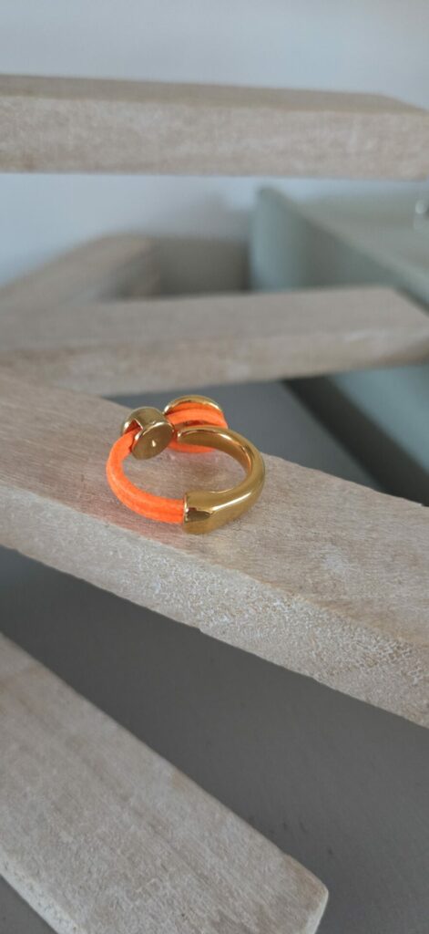 Bague femme cuir rond orange fluo passant doré