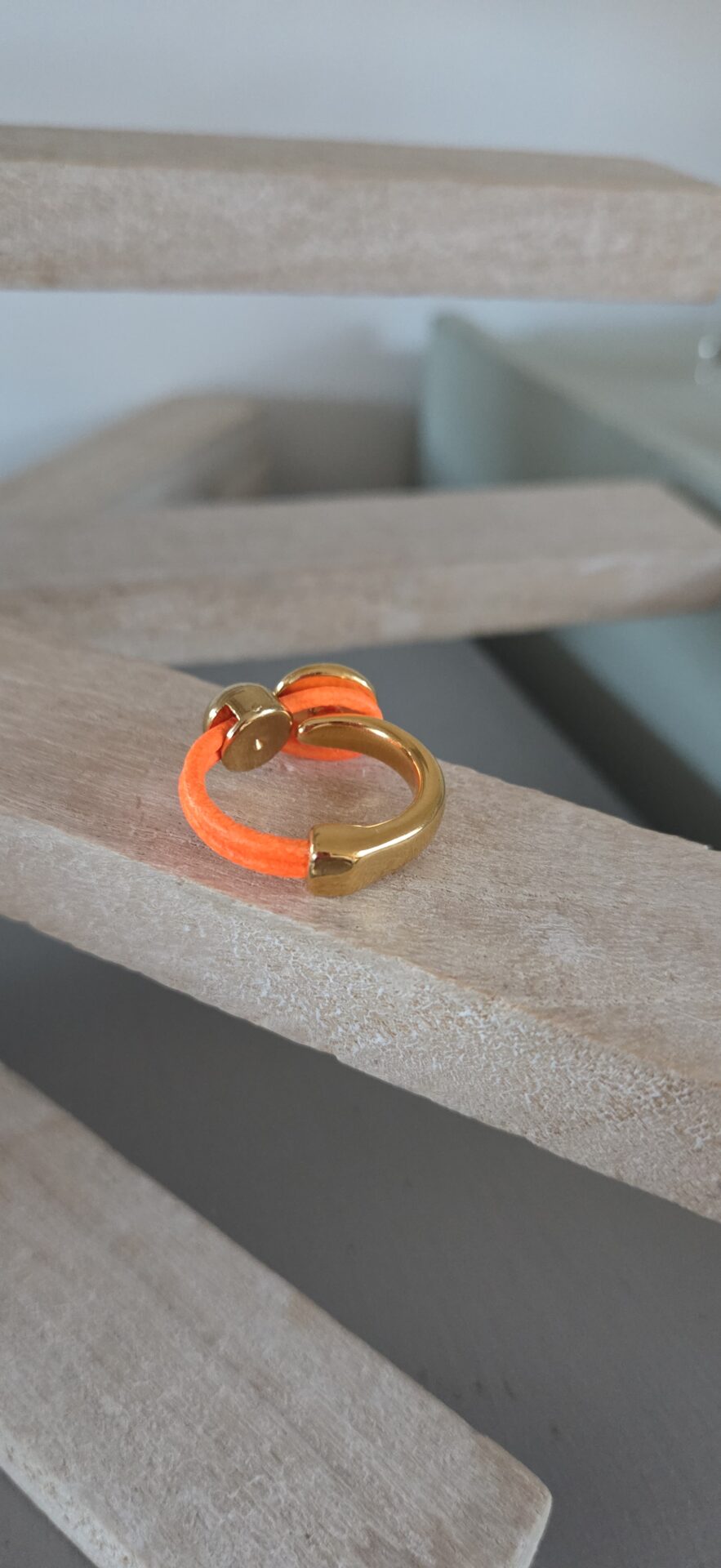 Bague femme cuir rond orange fluo passant doré