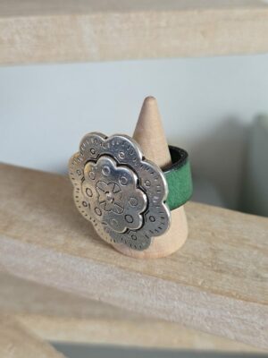 Bague cuir vert et fleur argentée