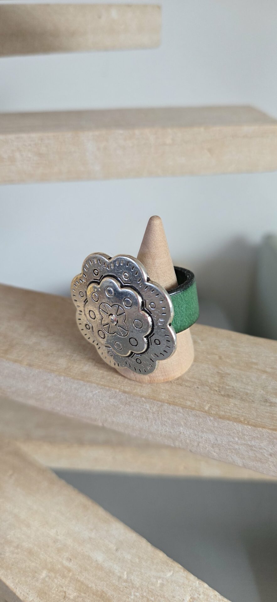 Bague cuir vert et fleur argentée