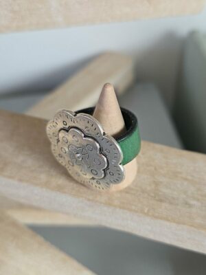 Bague cuir vert et fleur argentée