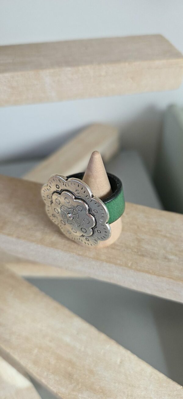 Bague cuir vert et fleur argentée