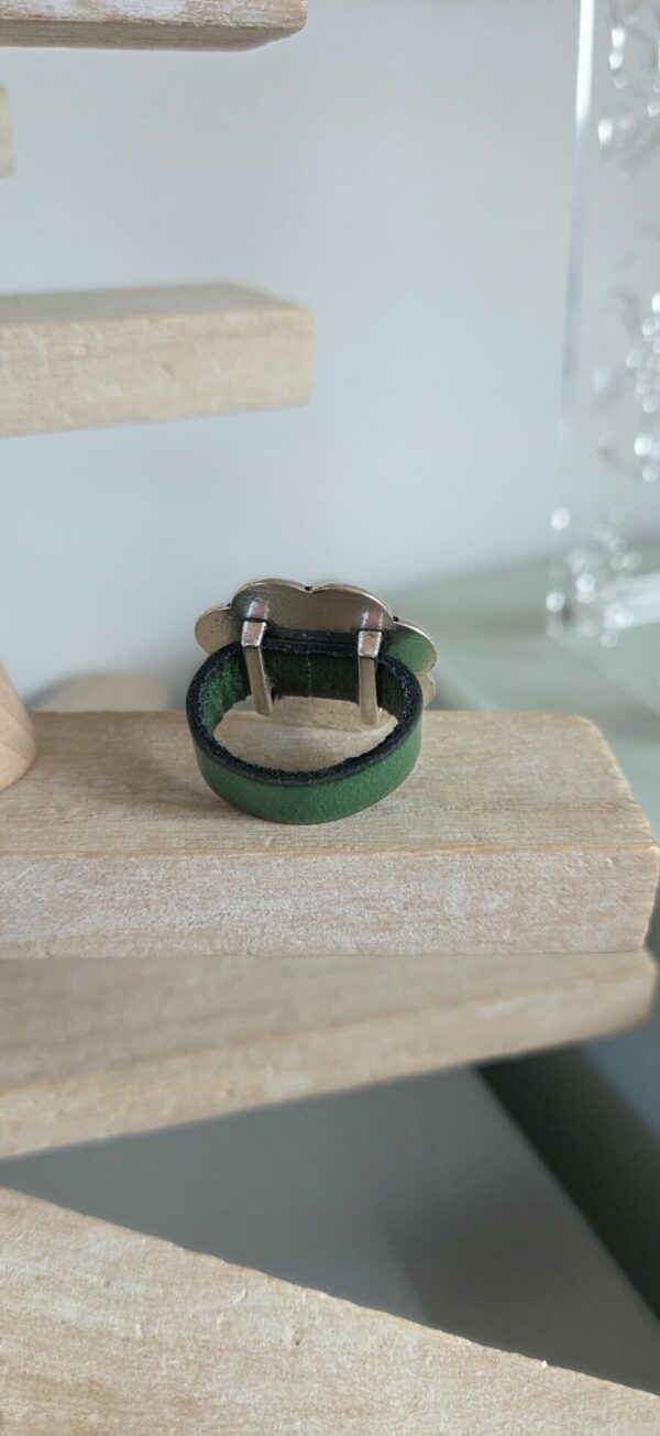 Bague cuir vert et fleur argentée