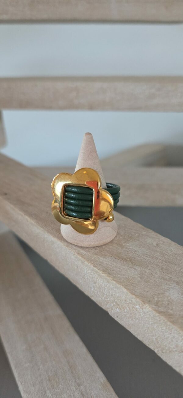 Bague femme cuir rond 2mm vert et sa fleur dorée