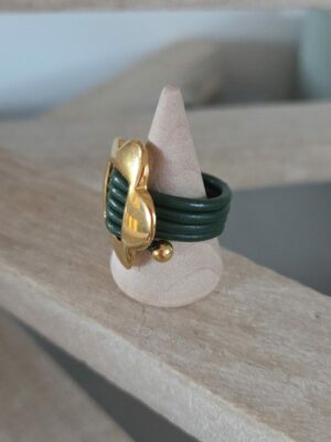 Bague femme cuir rond 2mm vert et sa fleur dorée