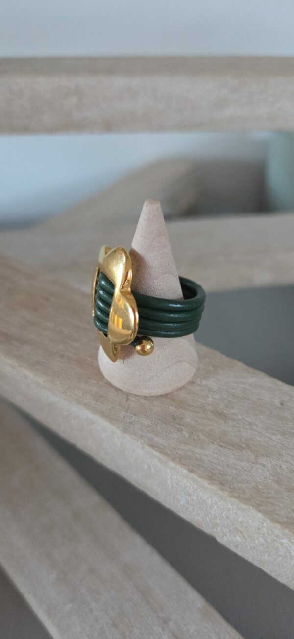 Bague femme cuir rond 2mm vert et sa fleur dorée
