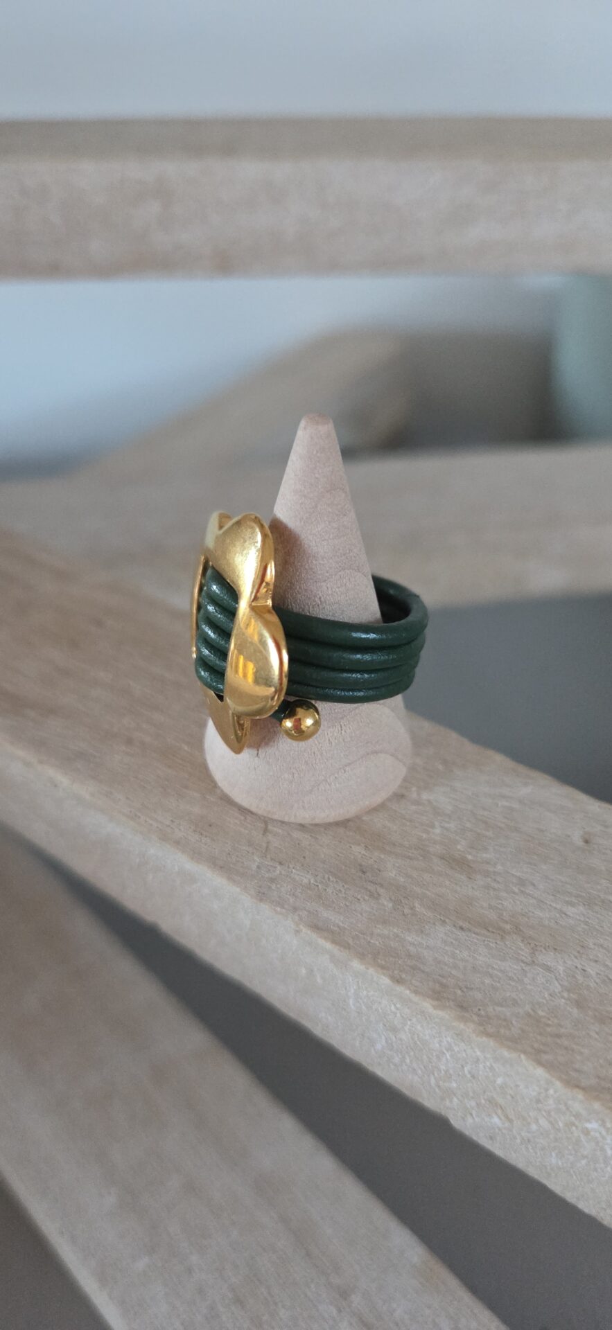 Bague femme cuir rond 2mm vert et sa fleur dorée