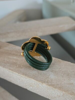 Bague femme cuir rond vert et sa fleur dorée