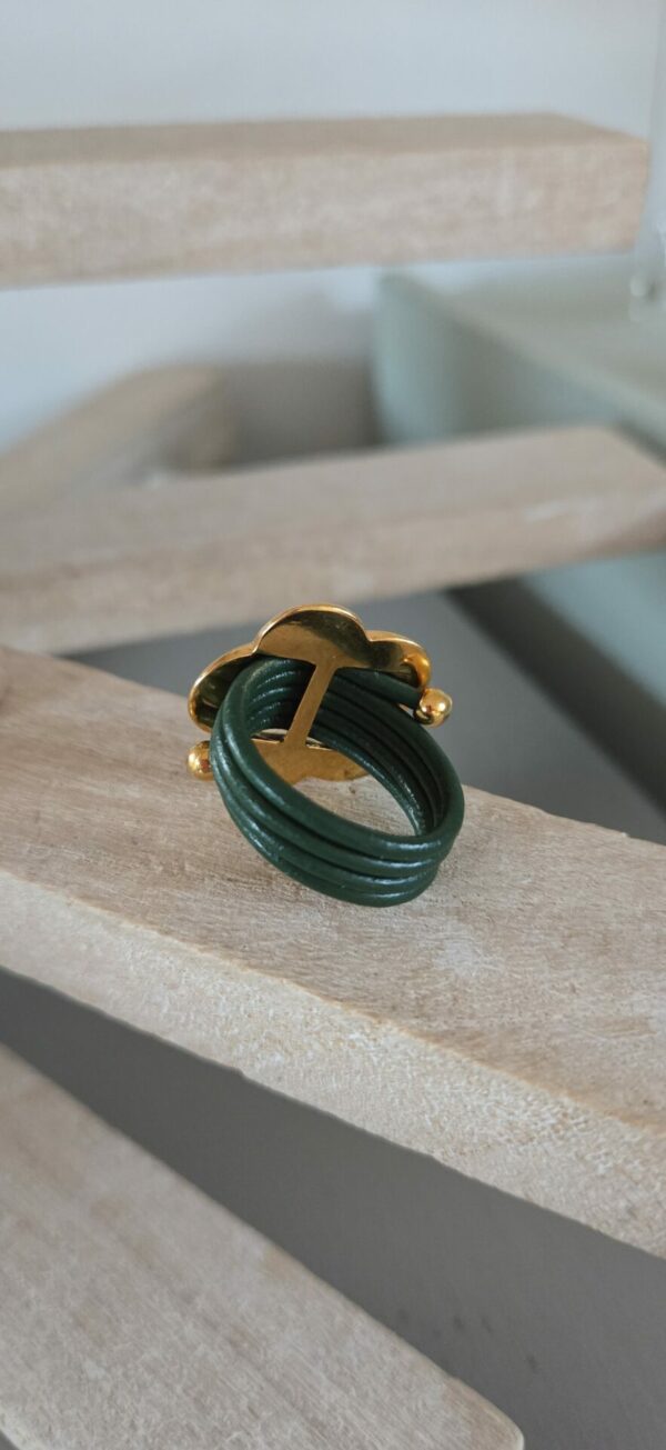 Bague femme cuir rond vert et sa fleur dorée