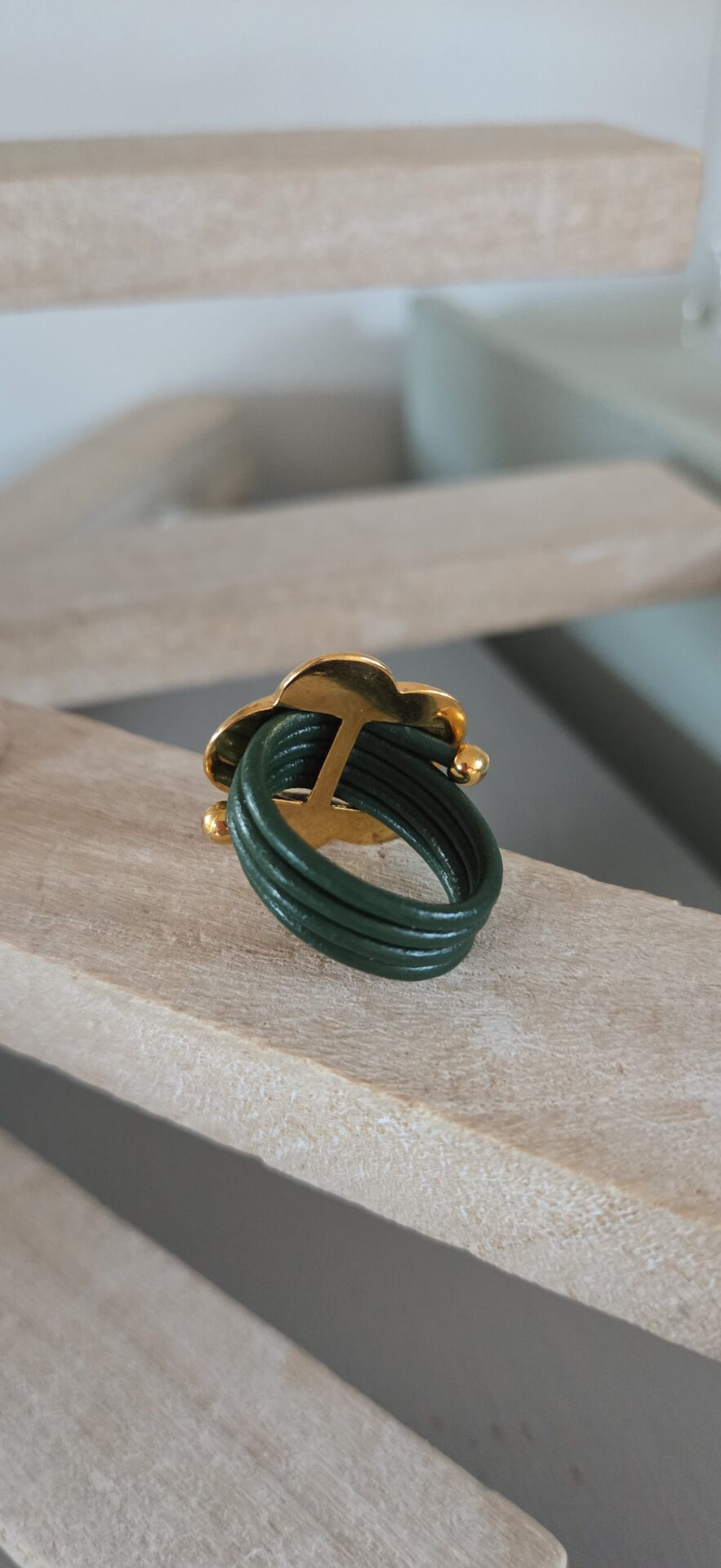 Bague femme cuir rond vert et sa fleur dorée