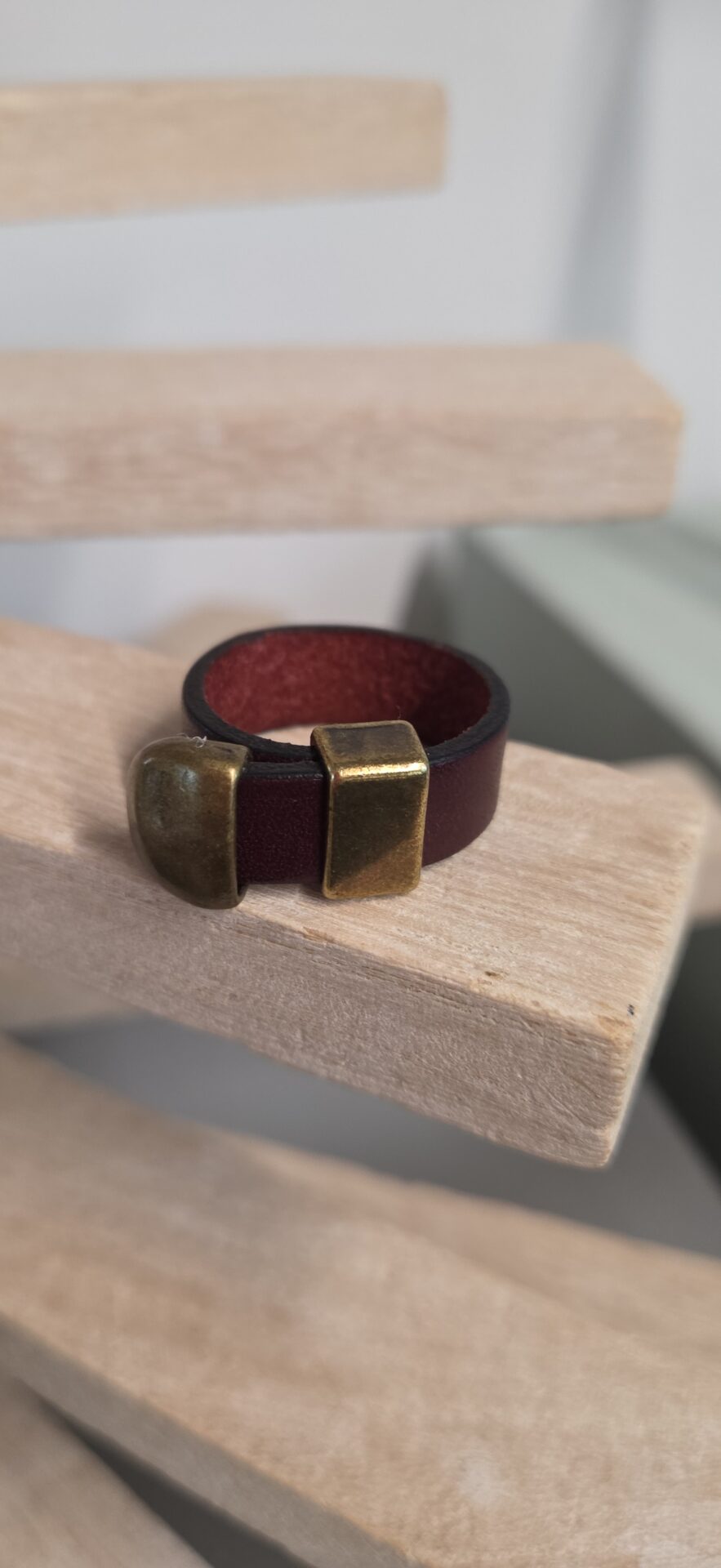 Bague homme cuir bordeaux et passant bronze