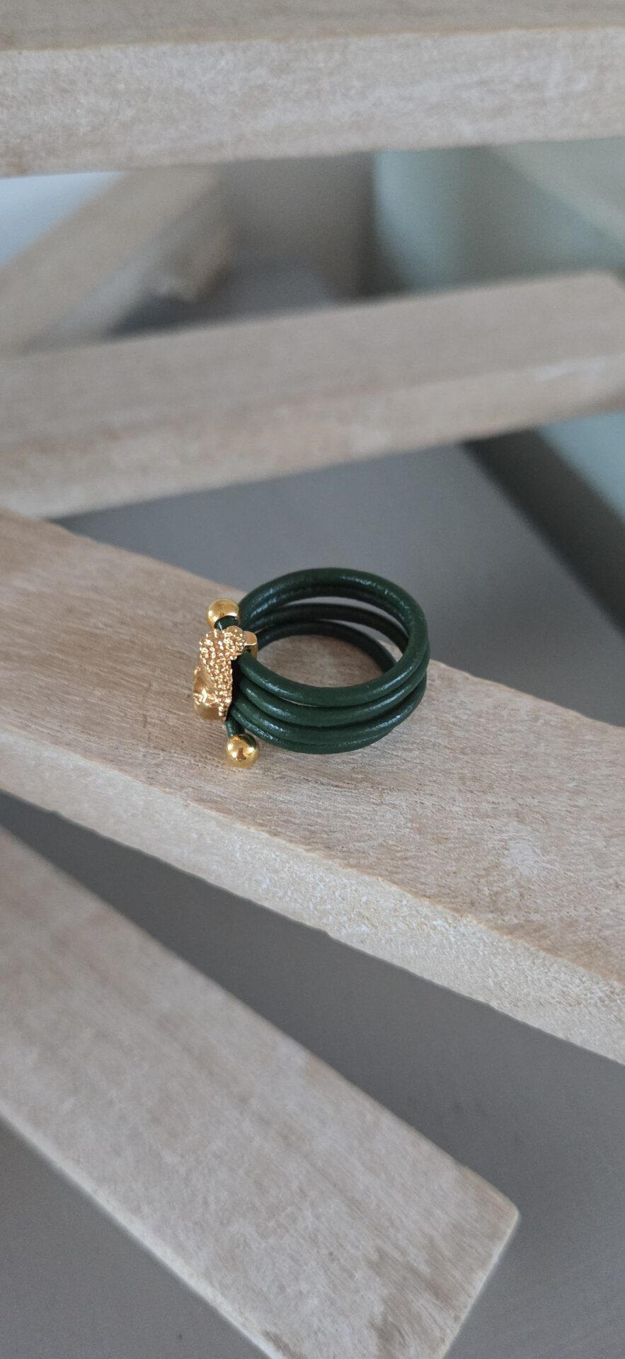 Bague femme cuir rond vert et bouddha doré