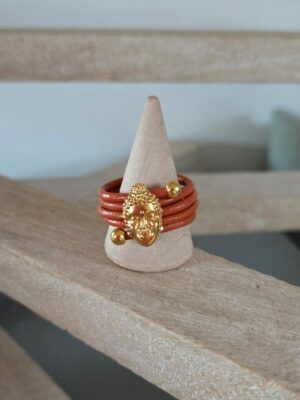 Bague femme cuir rond orange et bouddha doré